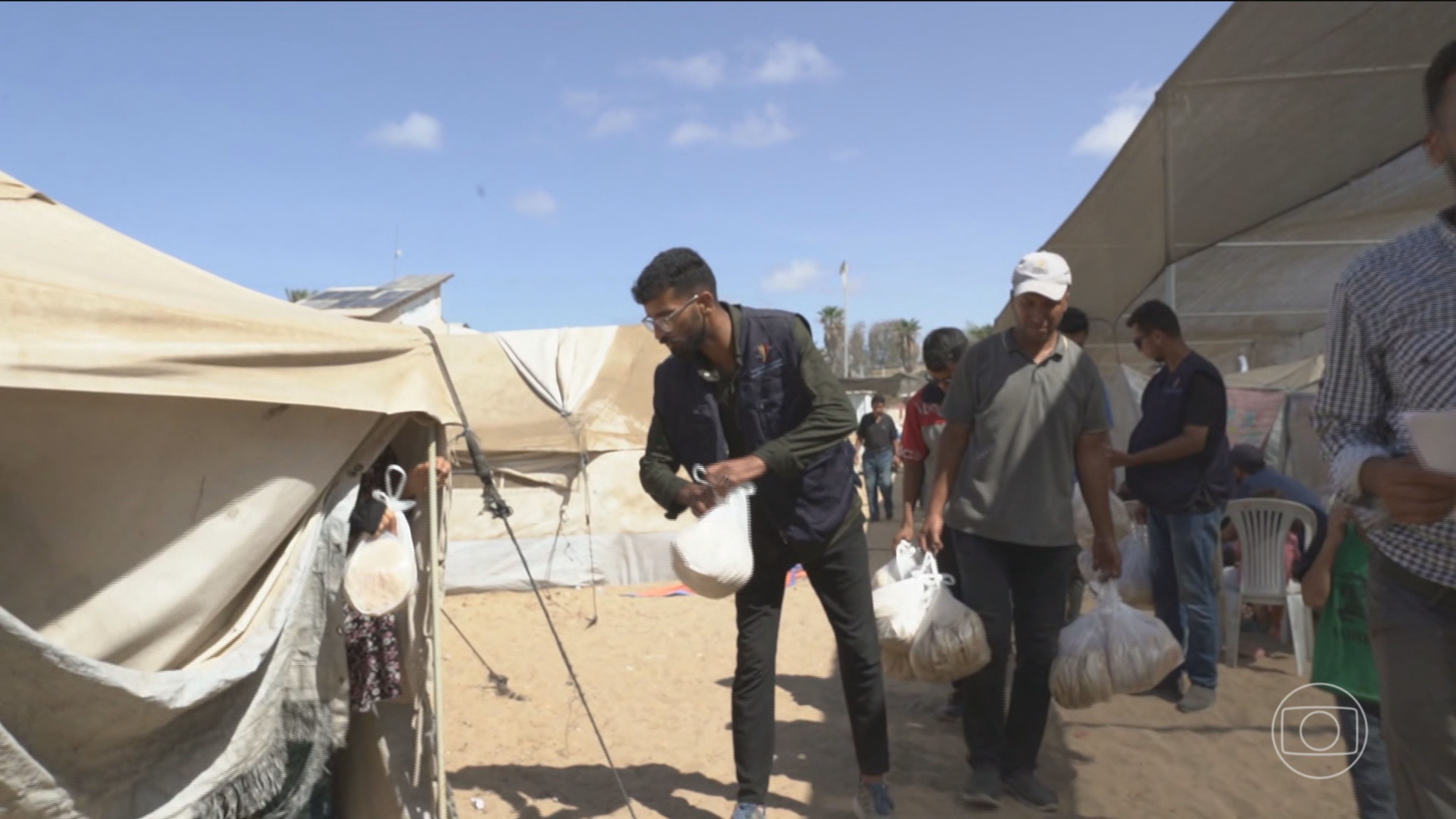 Funcionários da ONU e de outras agências humanitárias tentam encontrar soluções para entregar comida à população em Gaza