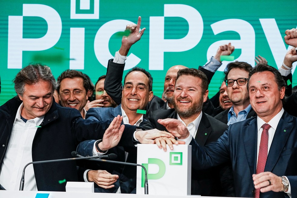Eduardo Chedid, CEO do banco digital brasileiro PicPay, Joesley Batista, Wesley Batista e José Antonio Batista tocam o sino de abertura na bolsa Nasdaq durante o IPO da empresa, no site do mercado Nasdaq na Times Square, na cidade de Nova York, EUA, em 29 de janeiro de 2026. — Foto: Reuters