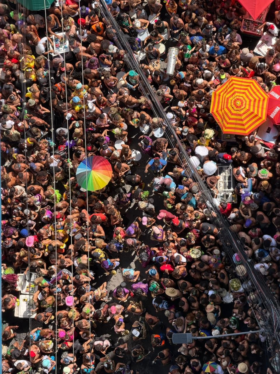 Bloco Caxias Water Planet leva milhares de foliões da Central até a Baixada Fluminense