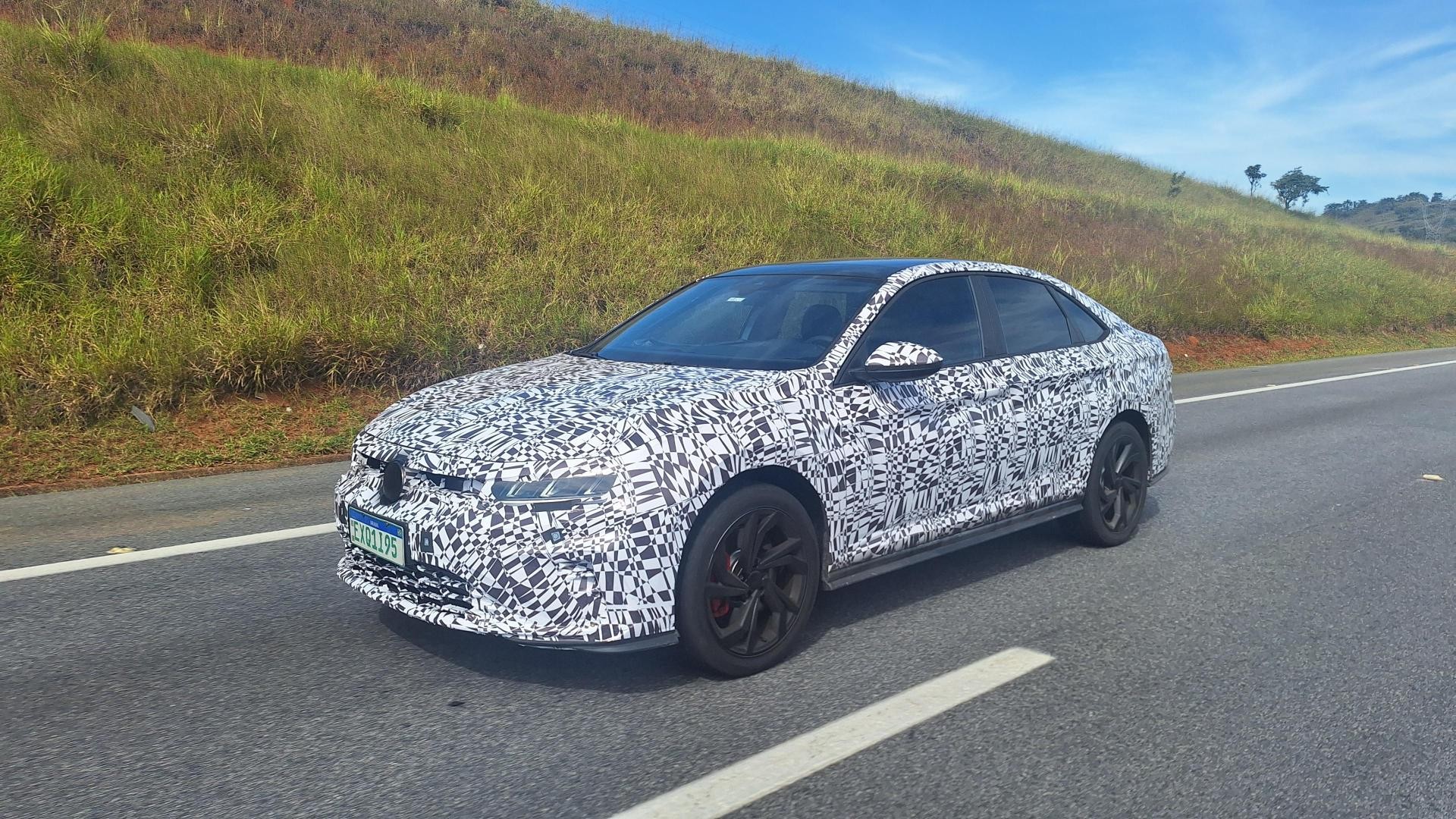 Novo Volkswagen Jetta GLi é flagrado em testes no interior de São Paulo