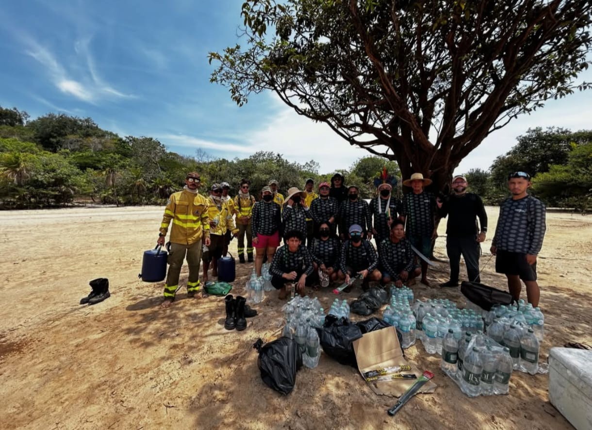 Região: Brigadistas, indígenas e voluntários formam barreira humana contra incêndio em Alter do Chão, no Pará