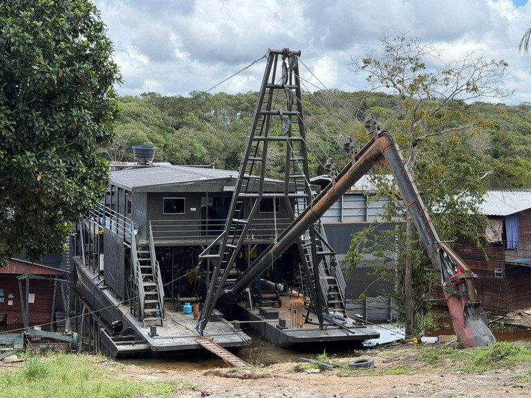 Operação da PF mira garimpo ilegal e encontra dragas em construção no Rio Negro, em Manaus