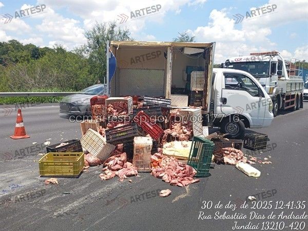 Veículo tomba na Rodovia dos Bandeirantes e causa congestionamento em Jundiaí