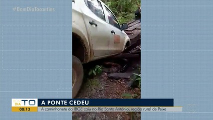 Ponte de madeira cede e caminhonete do IBGE cai em rio