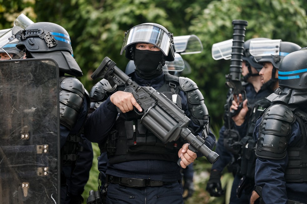 Policiais com equipamento antimotim na marcha sindical do Dia do Trabalhador em Paris. — Foto: Benoit Tessier/Reuters