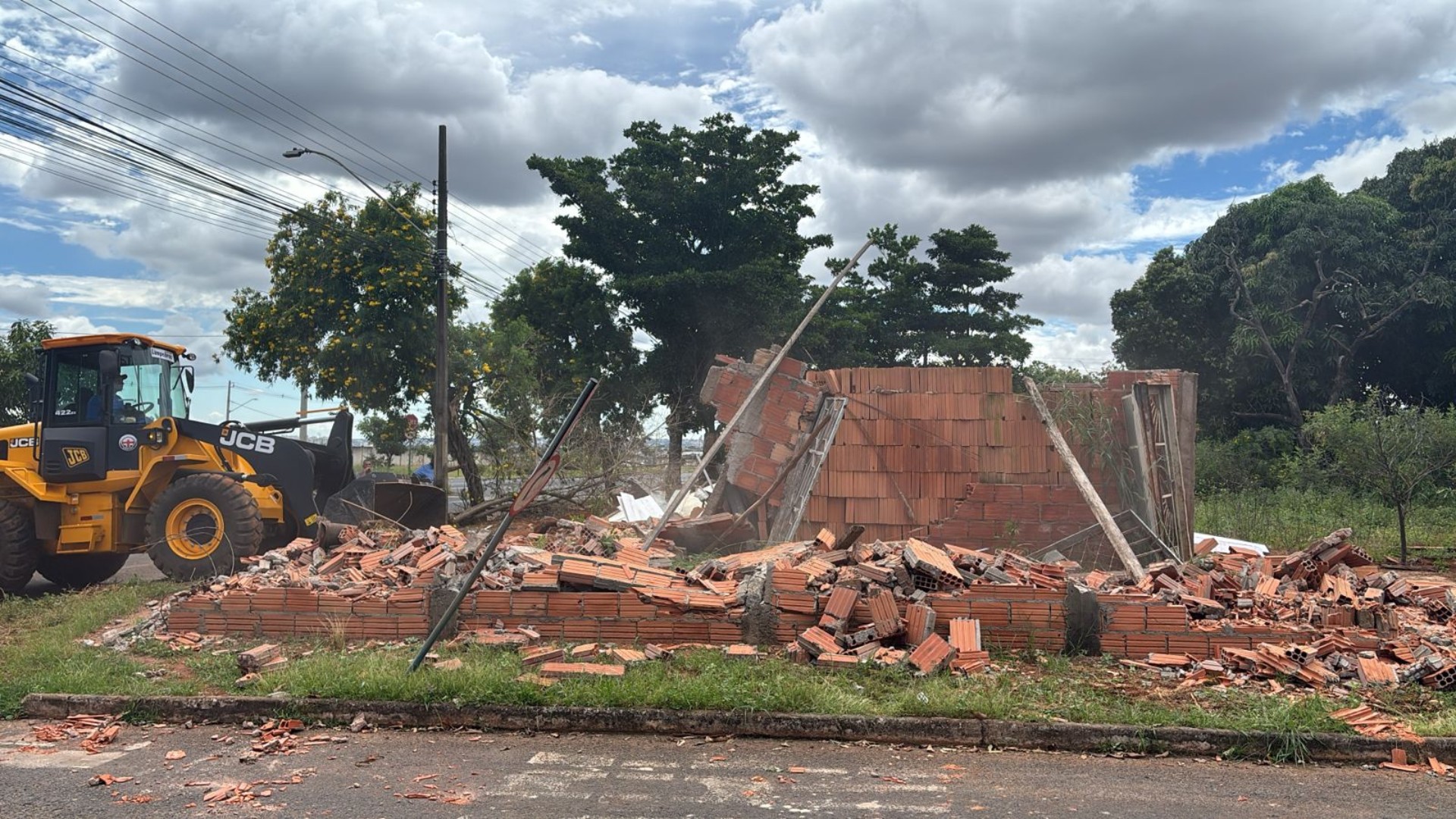Reintegração de posse é suspensa após casas serem demolidas em Uberlândia; vídeo