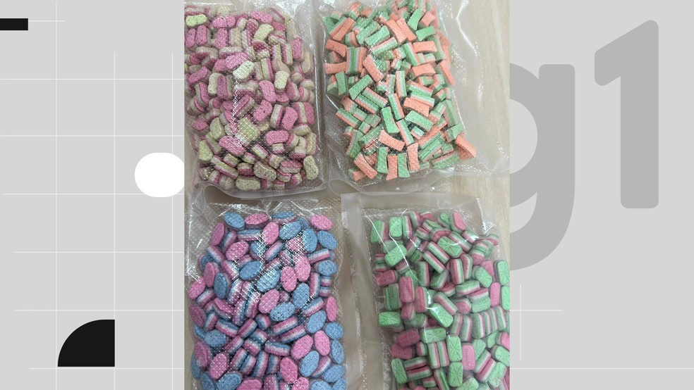 Mulher &eacute; presa ap&oacute;s receber encomenda com mil compridos ecstasy, em Campina Grande &mdash; Foto: Pol&iacute;cia Federal