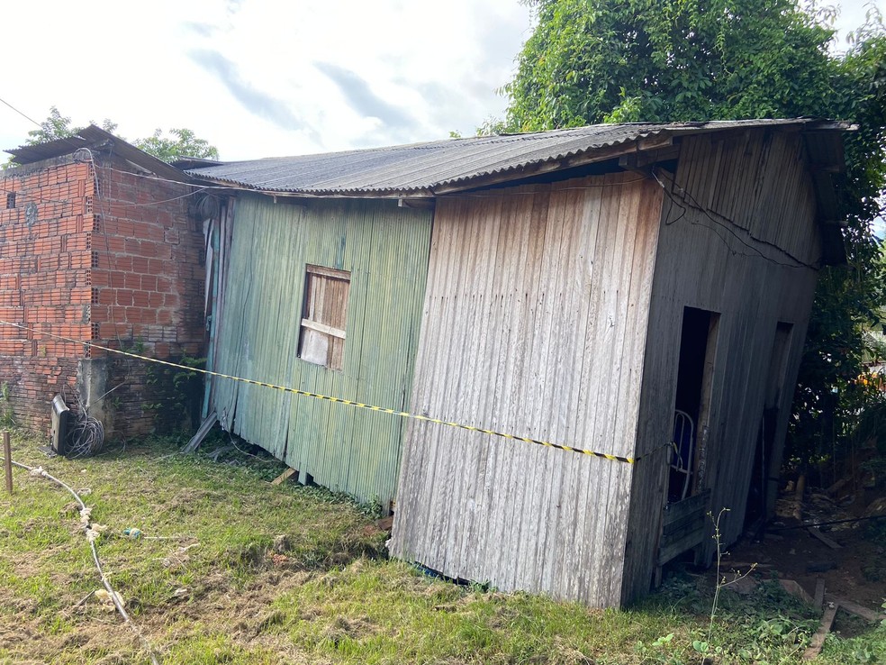 Casa de Luciana Almeida foi interditada pela Defesa Civil de Rio Branco — Foto: Richard Lauriano/Rede Amazônica Acre