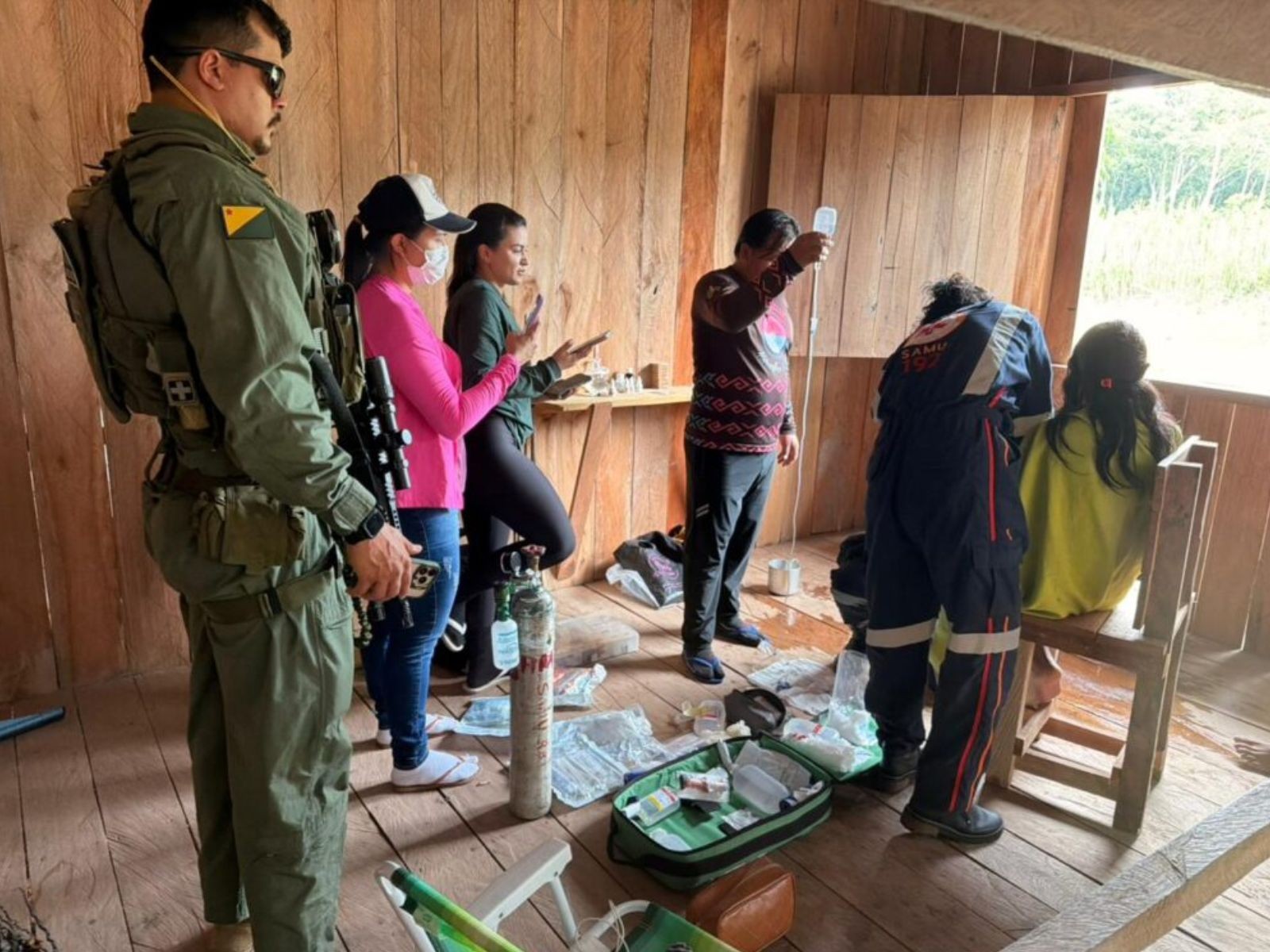 Bebê indígena com pneumonia é resgatado de helicóptero no Acre