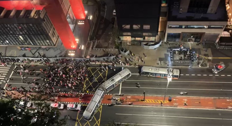 Manifestantes ocupam faixas da Avenida Paulista e PM é acionada