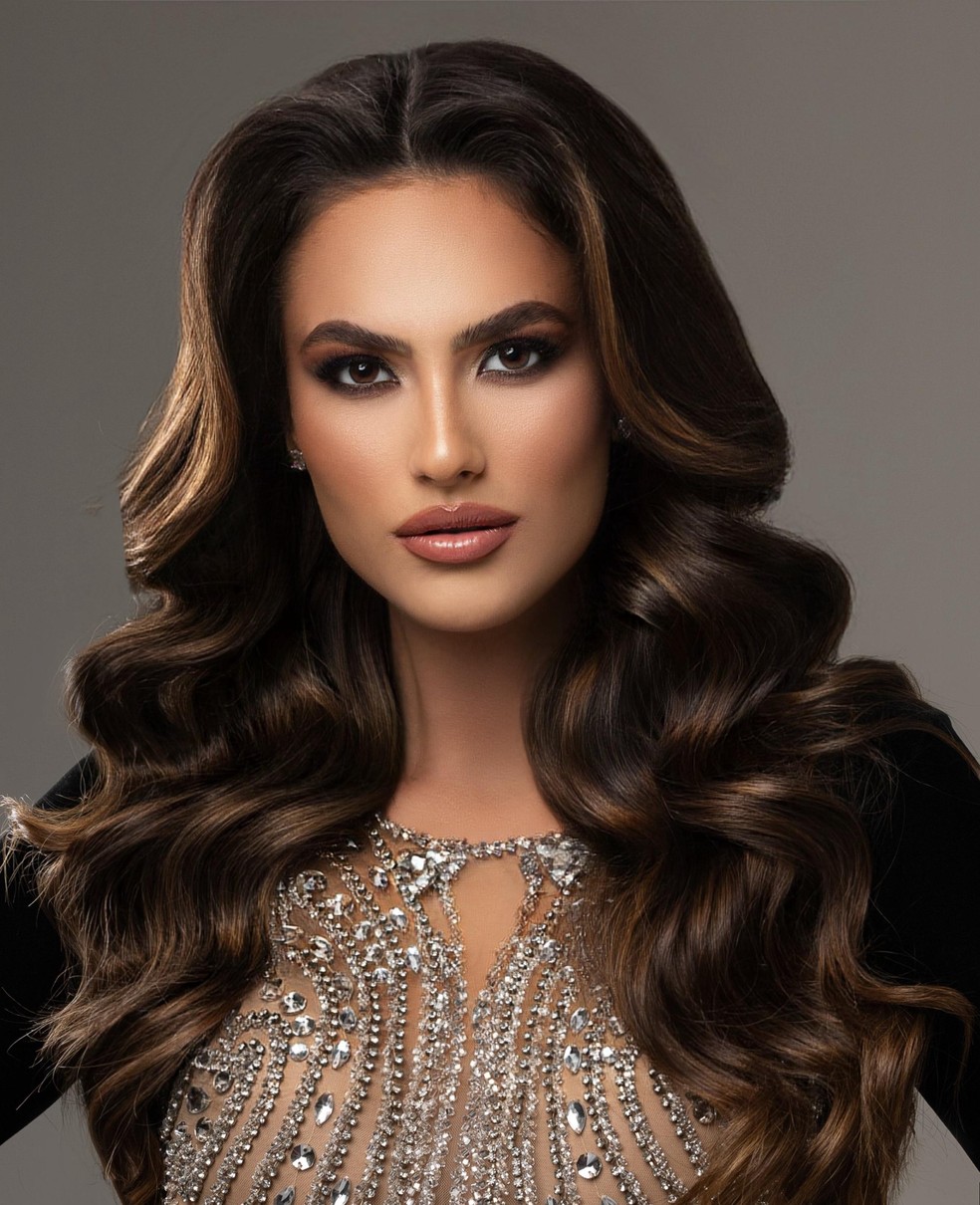 A segunda colocada, Taiany Zimpel, assume o título de Miss Mato Grosso — Foto: divulgação