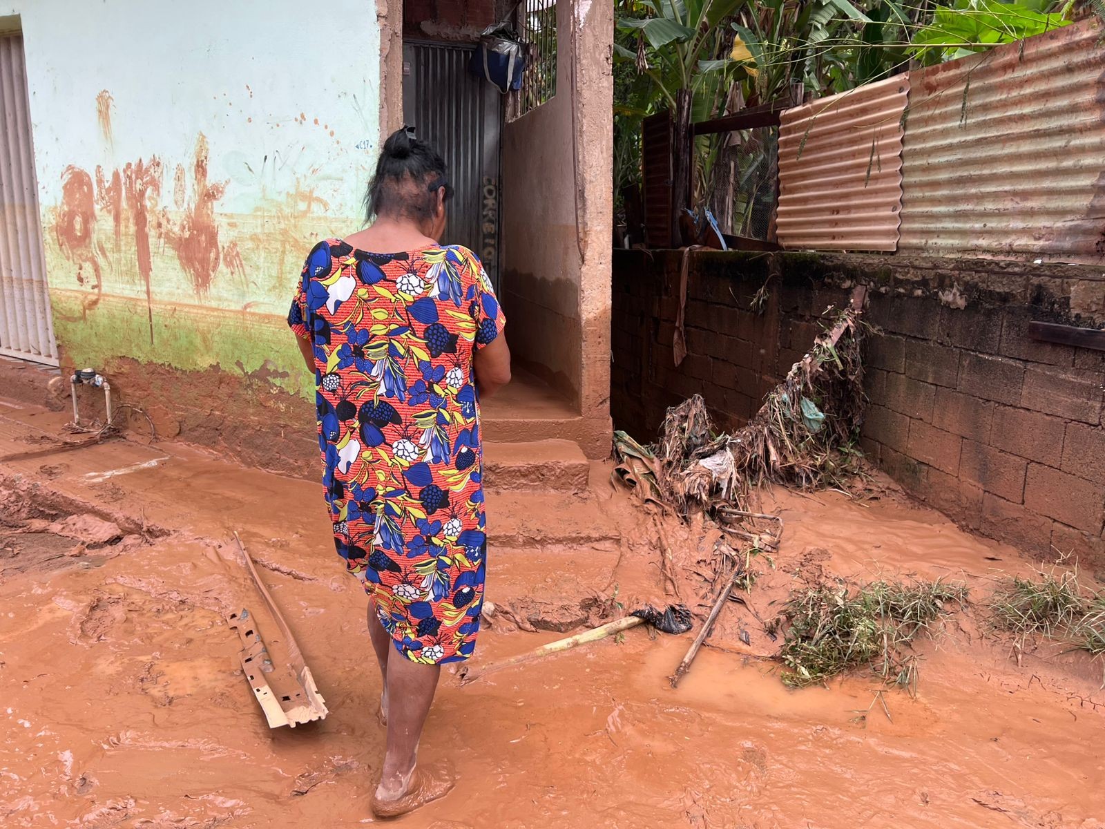 Chuva forte provoca alagamentos e deixa casas inundadas no Vale do Aço