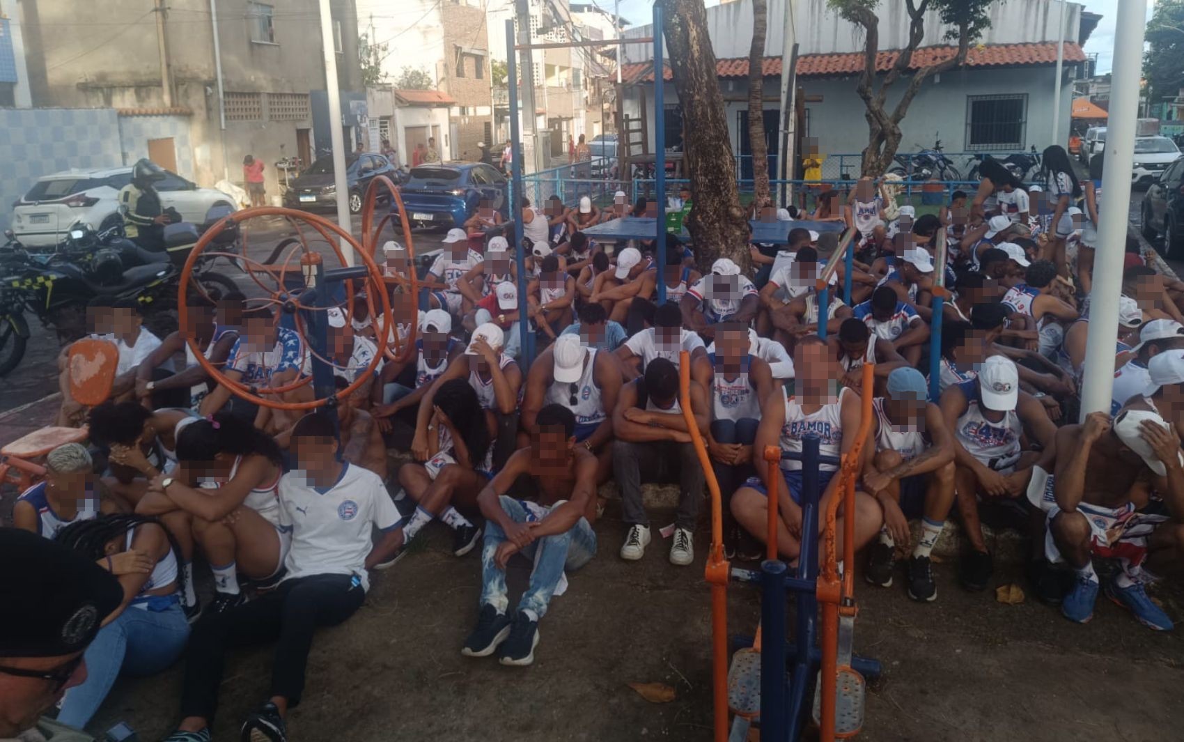 Mais de 70 integrantes da torcida Bamor são conduzidos para delegacia com bombas caseiras e facas em Salvador