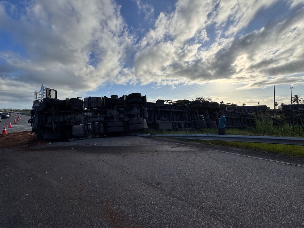 Caminhão tombado na BR-101 em São José de Mipibu — Foto: Vinícius Marinho/Inter TV Cabugi
