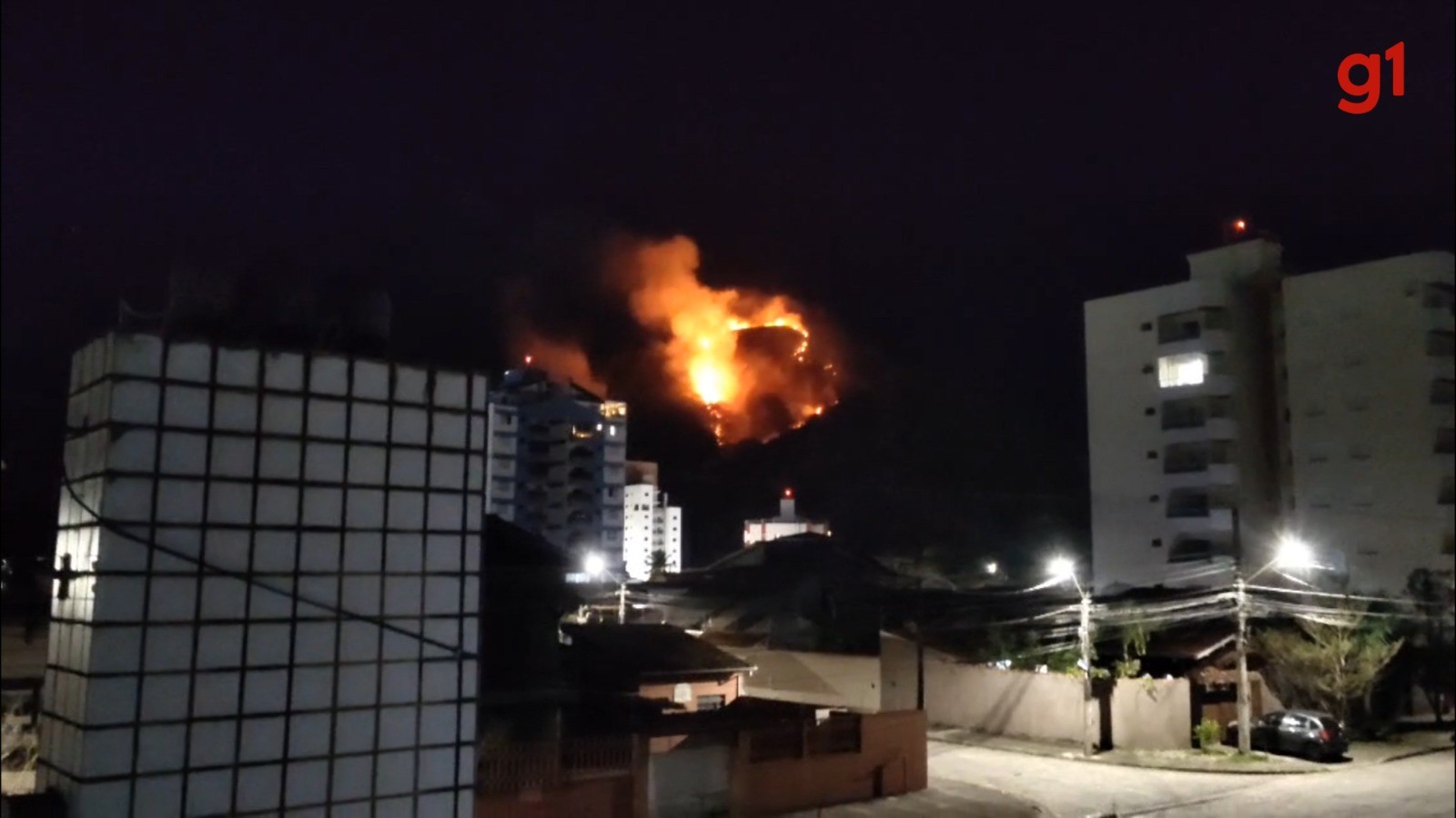 Incêndio de grandes proporções atinge área de mata em Caraguatatuba, SP