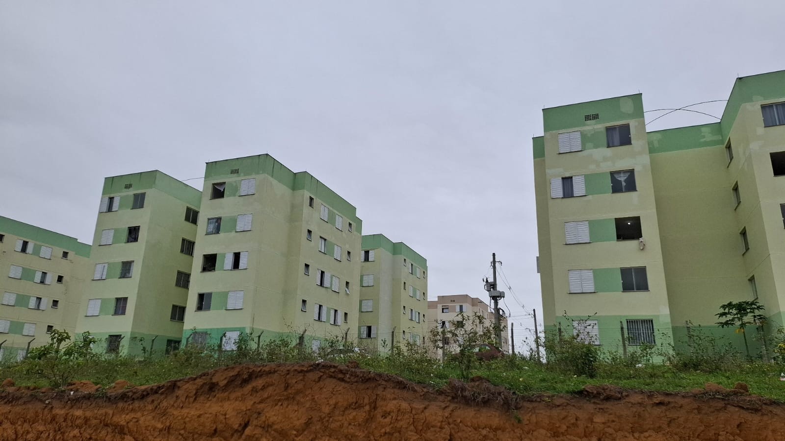 Mulher é jogada do 3° andar de prédio ao cobrar dívida de R$ 500 em Cariacica, no ES