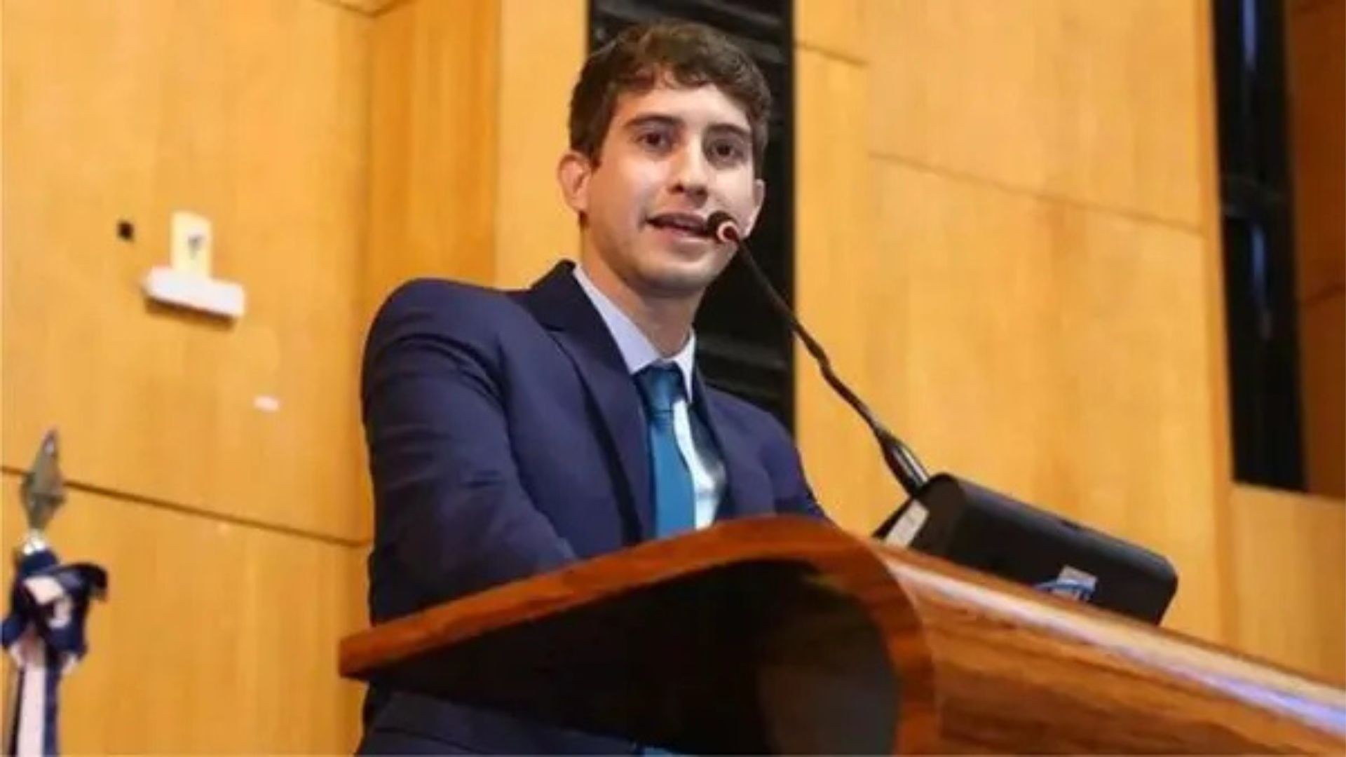 Deputado do ES é condenado a indenizar professor acusado de 'doutrinação' em vídeo