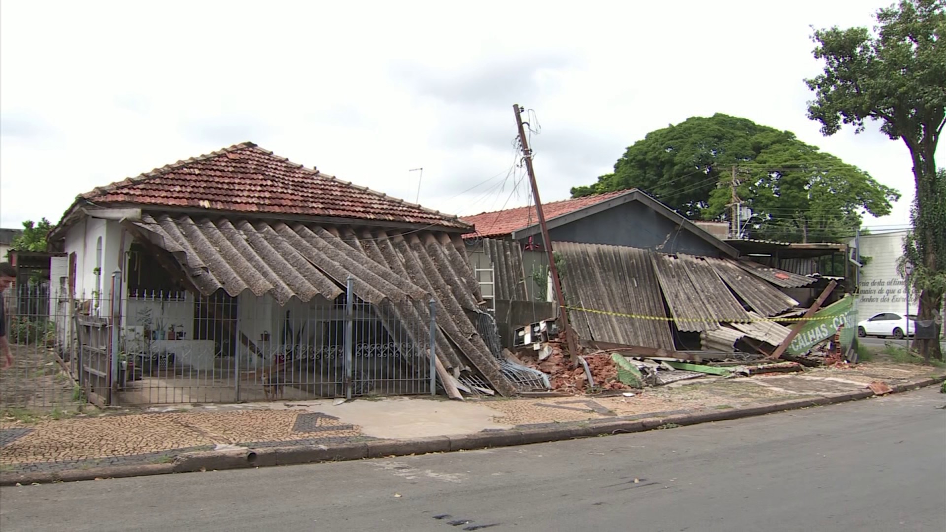 Moradora relata susto com contêiner de carreta que tombou sobre casa em Americana: 'Abracei meu neto e corri para o fundo'
