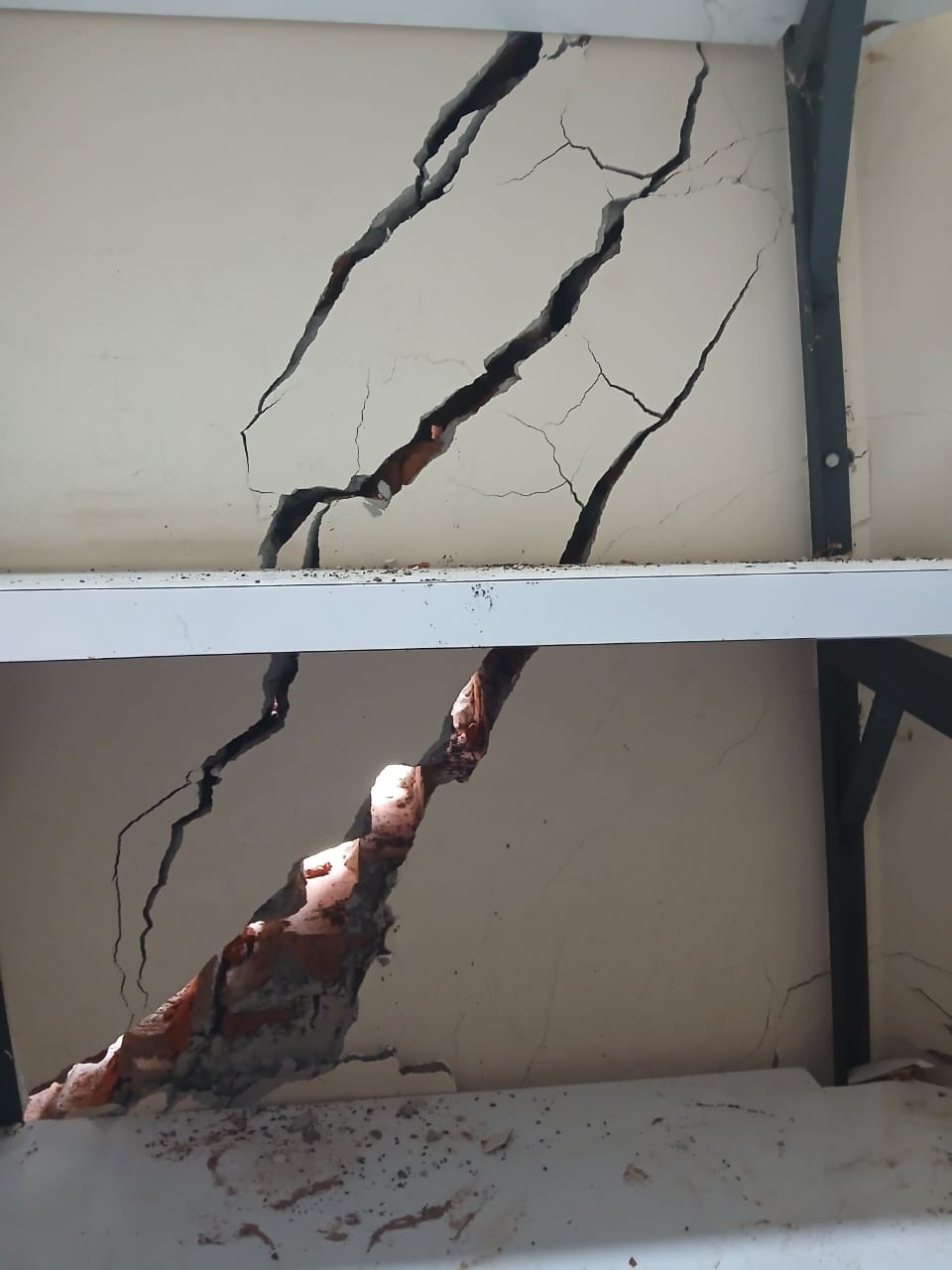 Casas são interditadas por risco de desabamento em Indaiatuba após vazamento na rede de esgoto provocar rachaduras