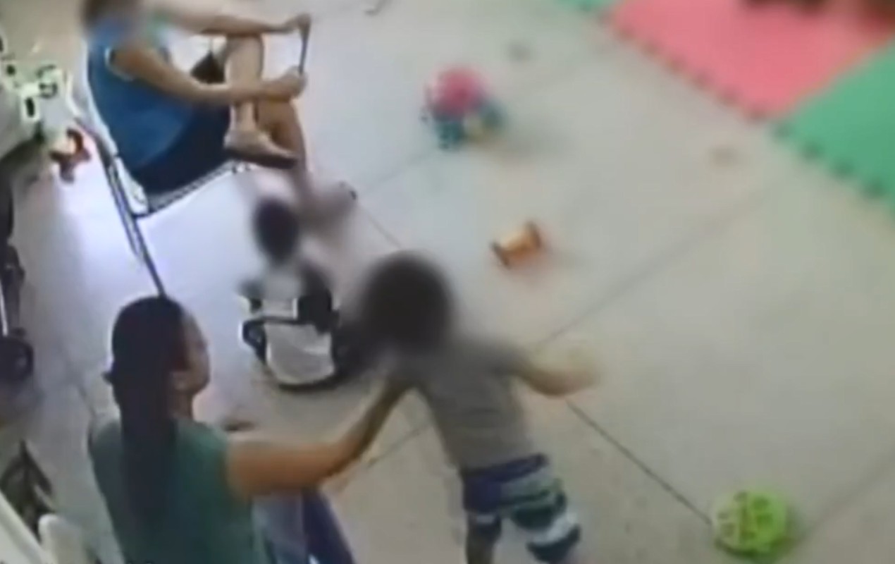 Imagens mostram momento em que funcionária joga menino de 2 anos ao chão em creche; mulher foi demitida