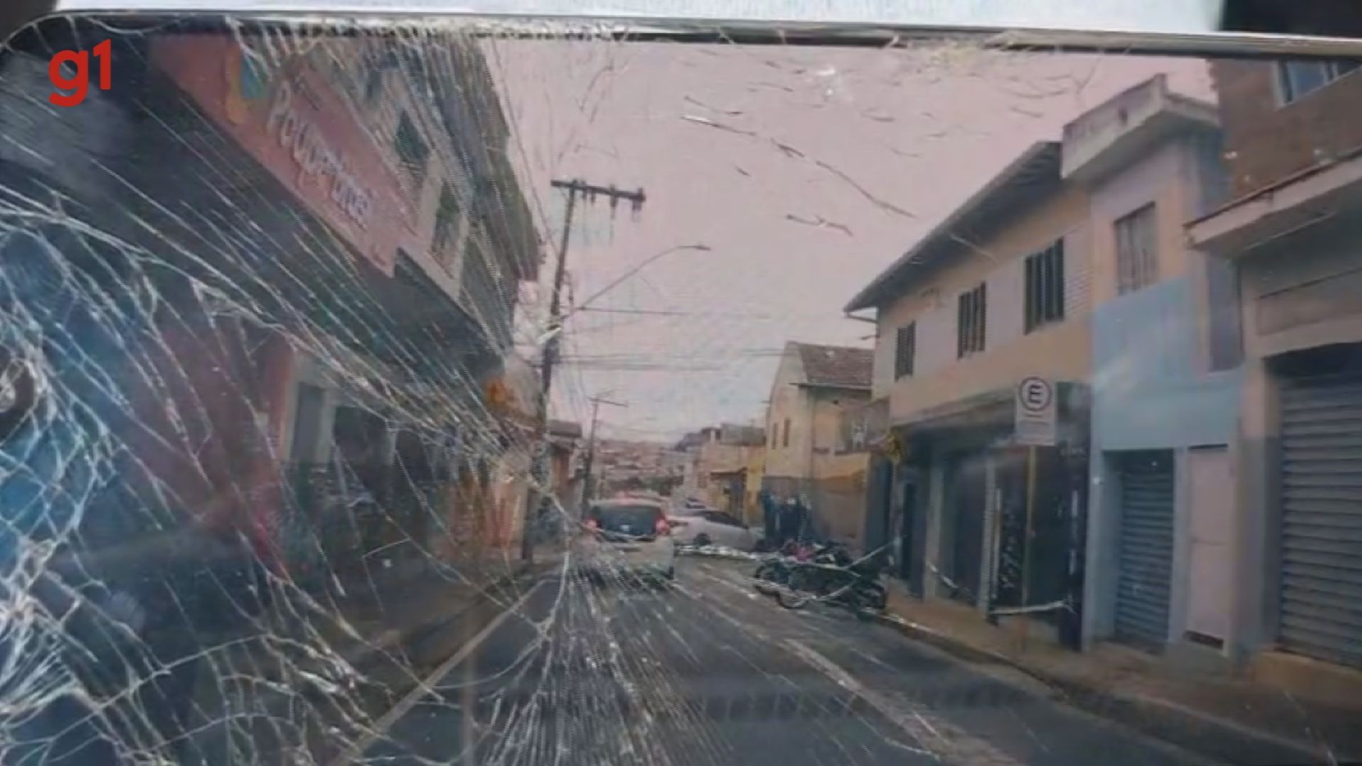 VÍDEO: Passageira fica ferida após carro ser atingido por outro em Varginha; motorista fugiu do local