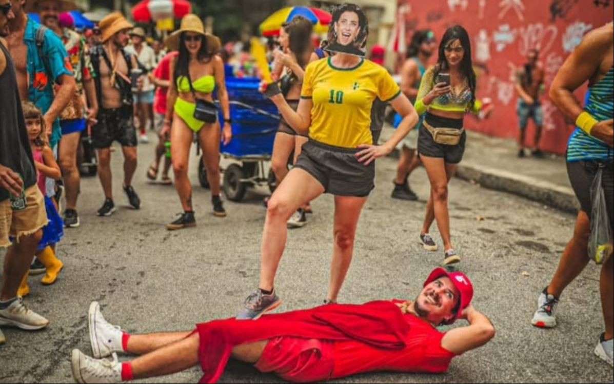 Bloco de carnaval em homenagem a Fernanda Torres reúne foliões na Tijuca, bairro onde atriz passou a infância; VÍDEO