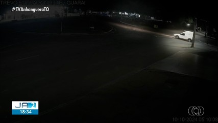 Motorista de ambulância fica ferido após ser atingido por carreta em Guaraí