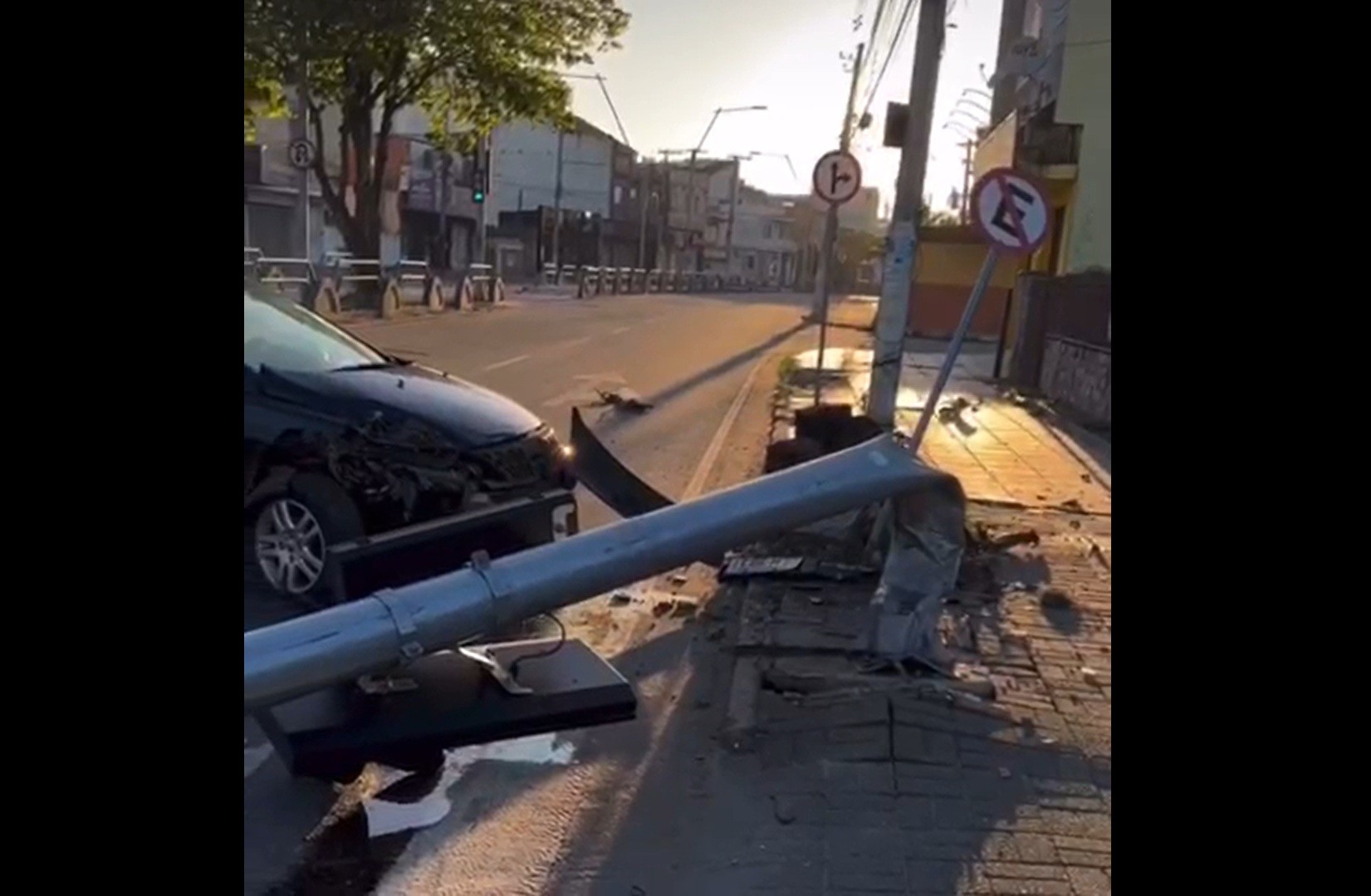 Carro derruba sinal de trânsito na Avenida 28 de Março em Campos