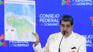 Maduro segura novo mapa da Venezuela com anexação de Essequibo — Foto: Zurimar Campos/Presidência da Venezuela