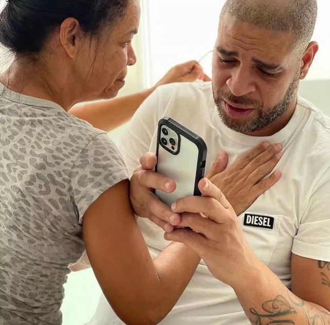 Polícia vai ouvir mulher que recebeu quase R$ 16 mil de mãe de Adriano Imperador após golpe 