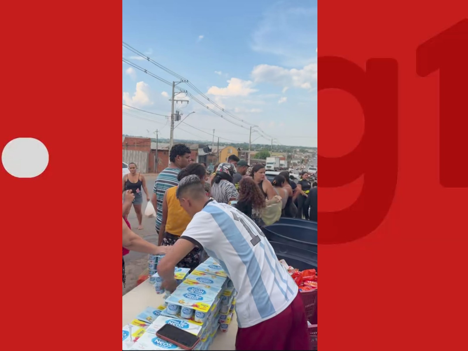 Após incêndio de grandes proporções, comércio faz promoção de produtos que não queimaram no AC; VÍDEO