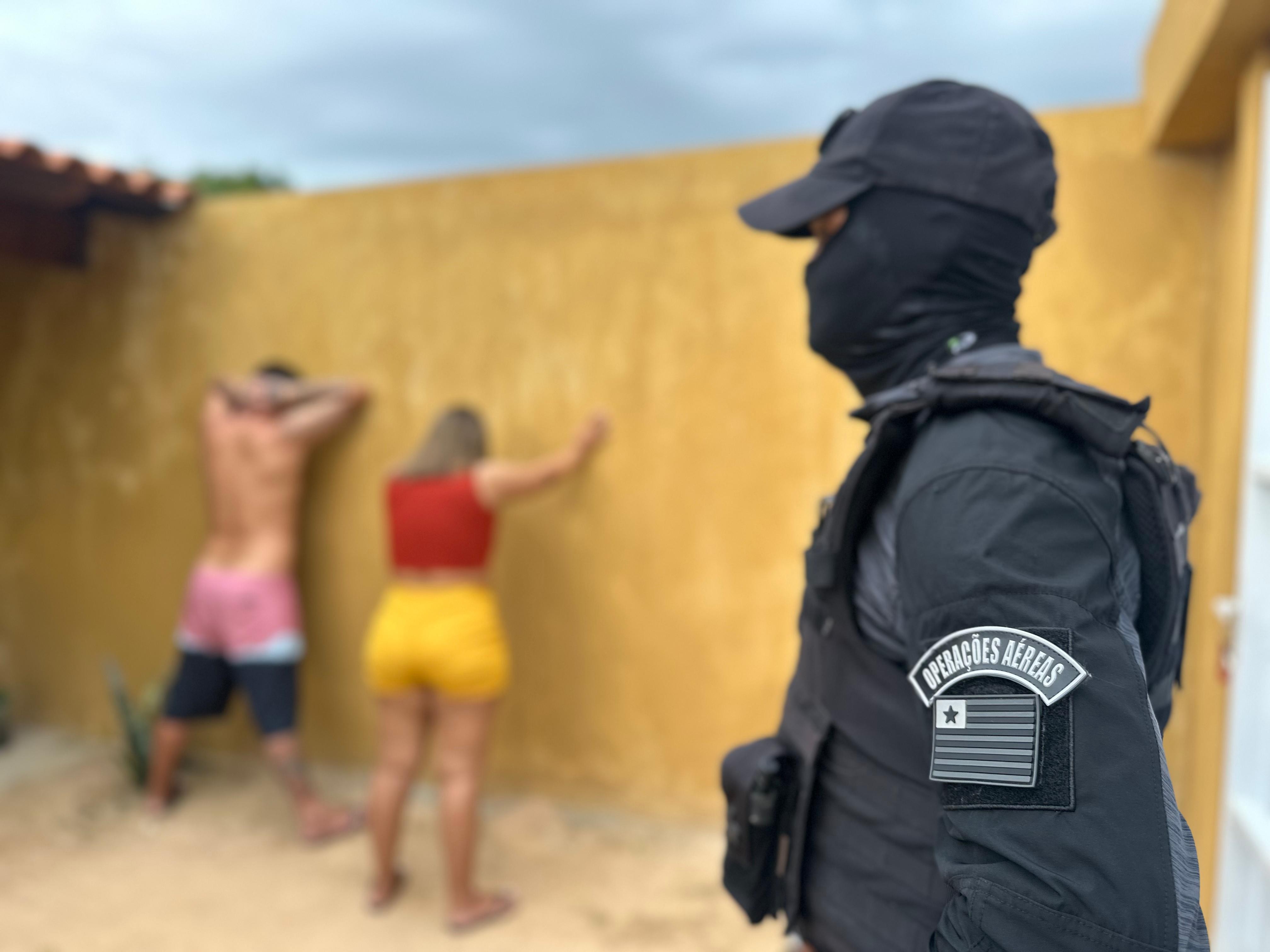 Polícia faz buscas contra 5 pessoas da mesma família e prende comerciante suspeita de tráfico no litoral do Piauí