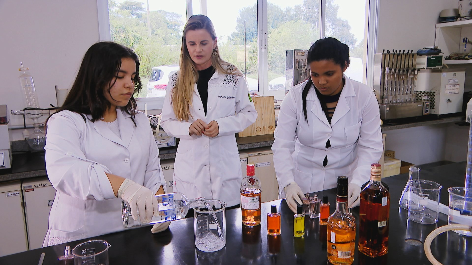 Integração na Universidade: IFTM transforma bebidas alcóolicas em aromatizantes para ajudar mulheres em situação de vulnerabilidade em Uberlândia