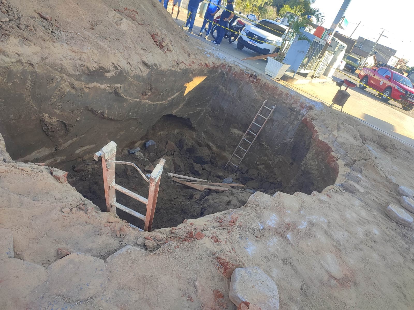Homem morre soterrado enquanto abria vala para instalar tanque de combustível em Nova Porteirinha