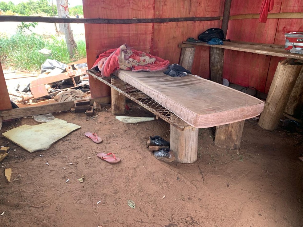 Além de passarem horas trabalhando sem descanso, os estrangeiros também tiveram que improvisar os domitórios — Foto: MPT/Divulgação