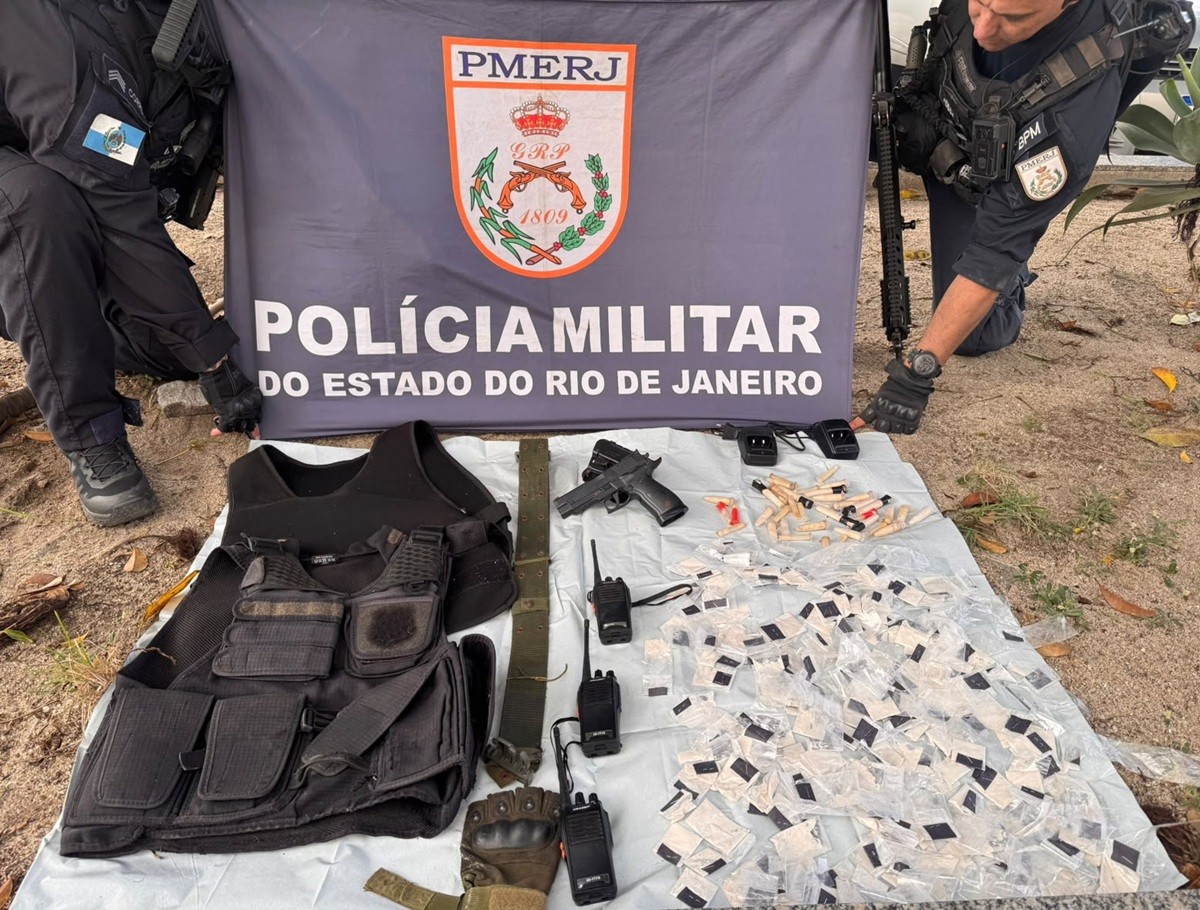 Operação da PM recupera carro usado em roubo, prende suspeito e apreende drogas em Cabo Frio
