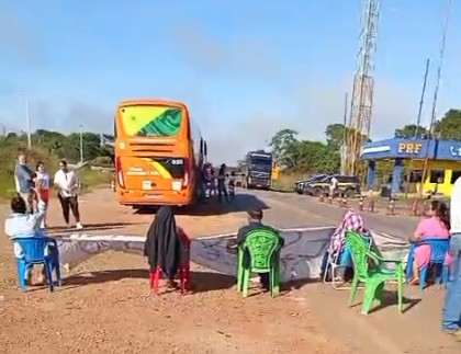Com rodovia fechada, moradores temem perder prova de concurso por conta de protesto em Xapuri