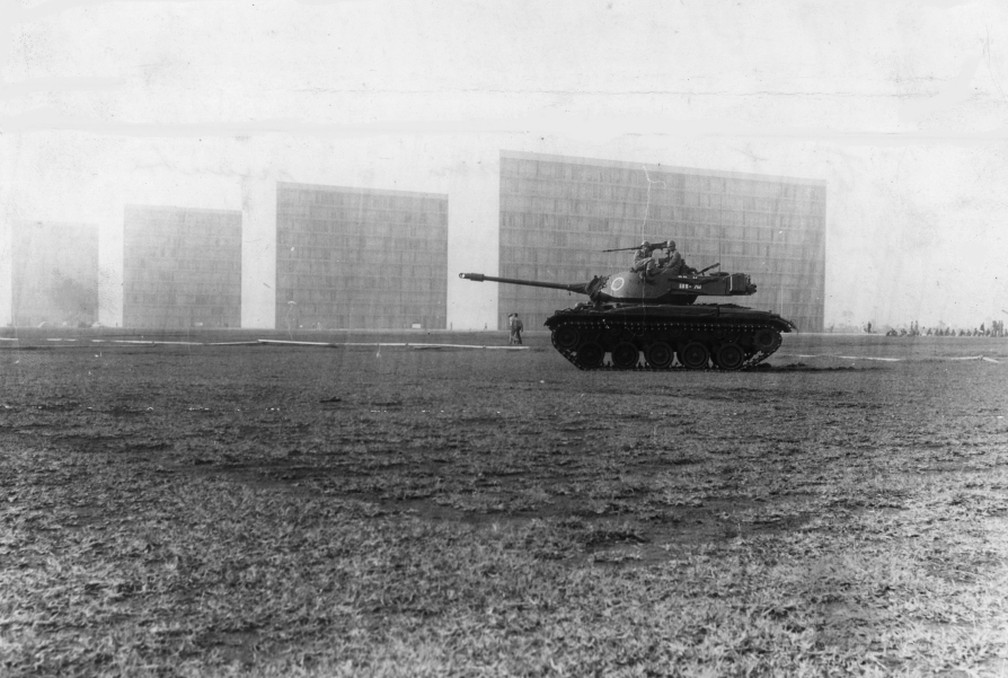 Tanque na Esplanada dos Ministérios durante a Revolta dos Sargentos, em 1963. — Foto: Memorial da Democracia