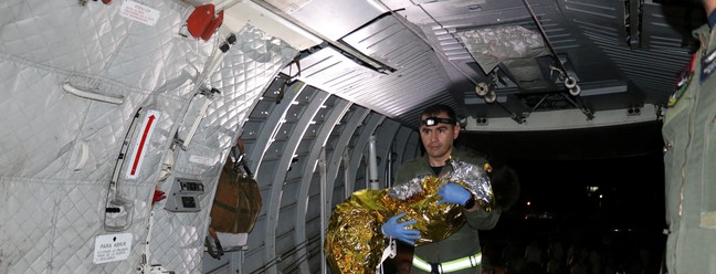 Um soldado da Força Aérea Colombiana carrega uma das crianças sobreviventes do acidente. — Foto: Colombian Air Force/Handout via REUTERS