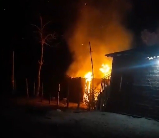 Casa fica destruída após ser atingida por incêndio em Monção; família suspeita que incidente tenha sido criminoso