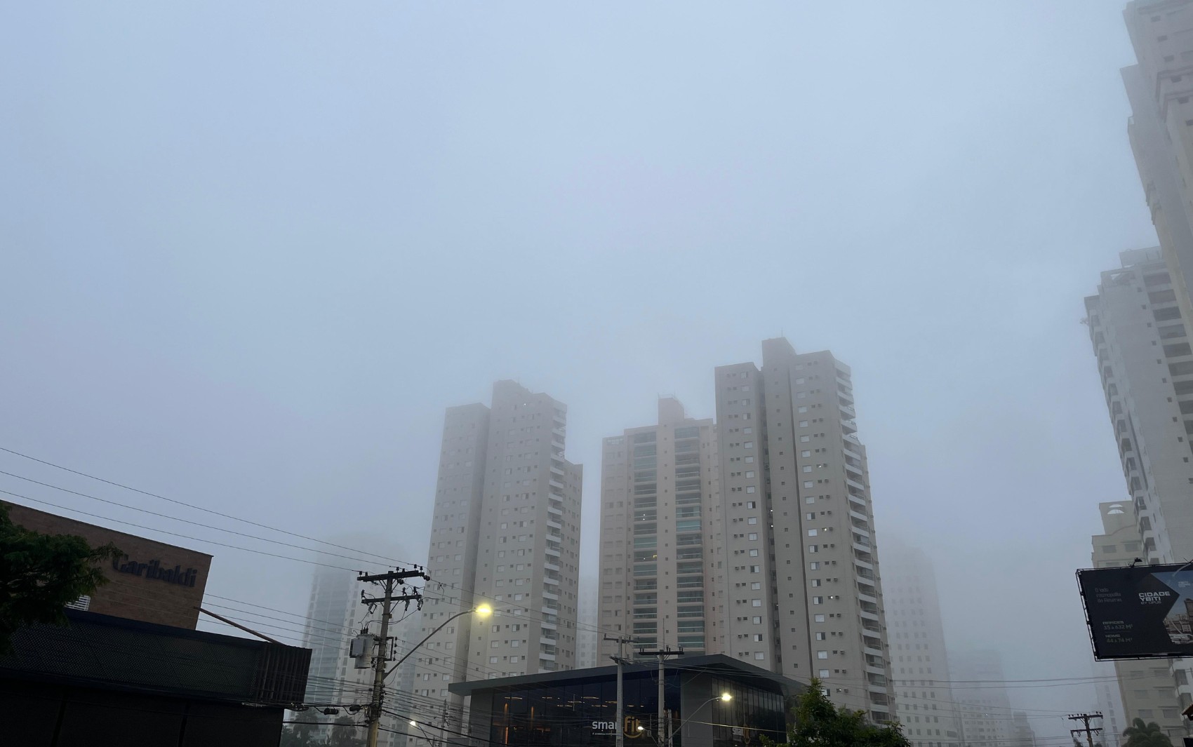 Goiânia e Aparecida amanhecem tomadas por neblina
