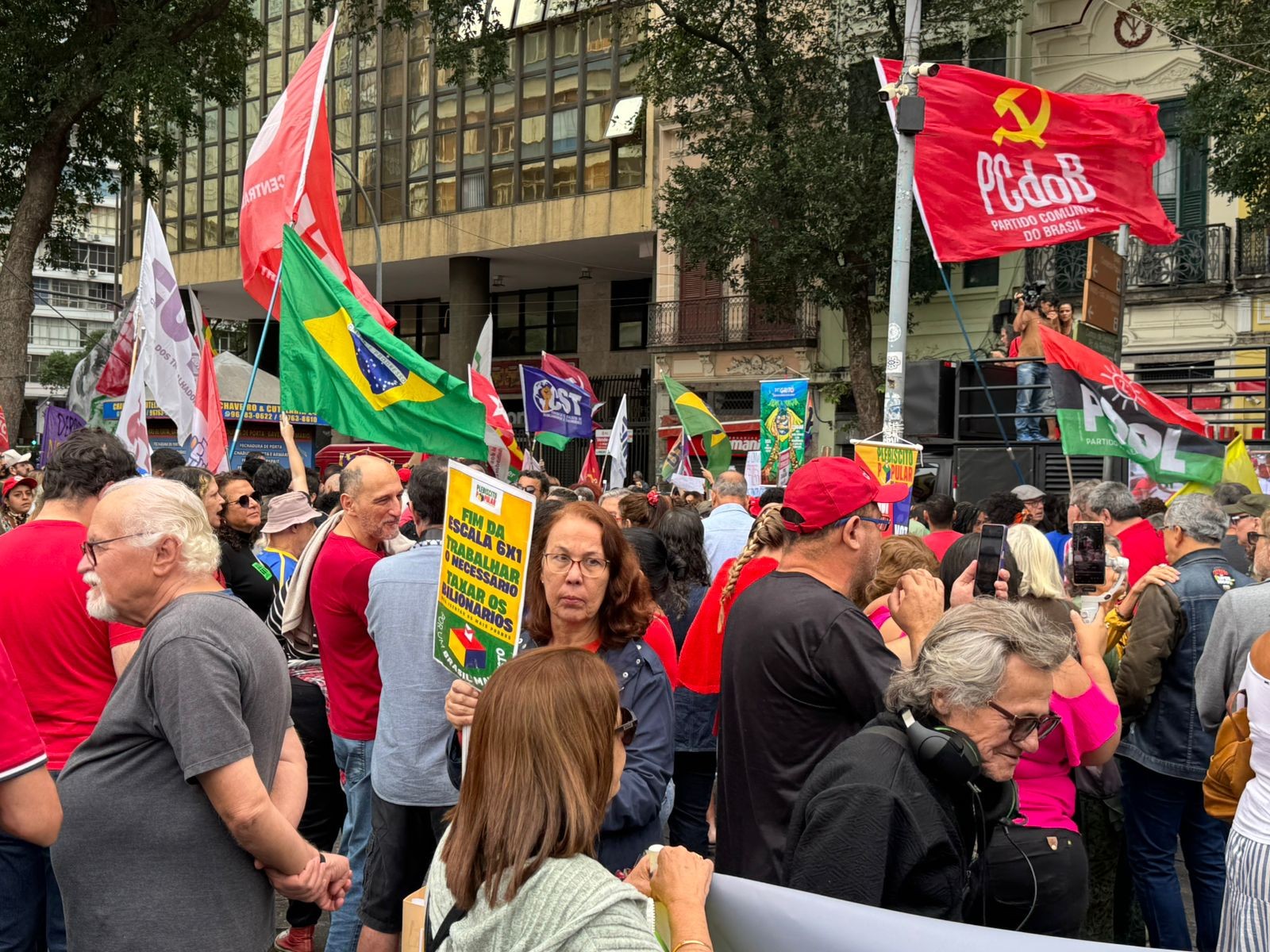 Ato em defesa da democracia reúne manifestantes no Centro do Rio 