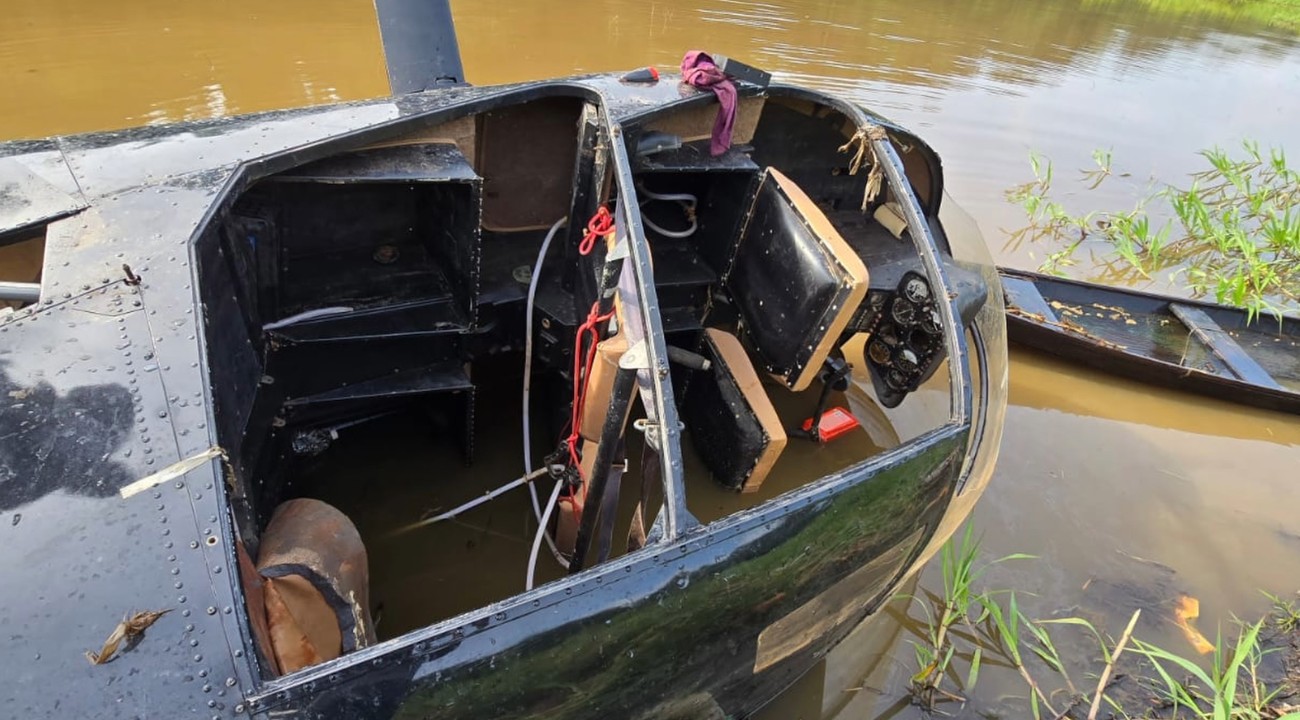 Helicóptero com drogas é encontrado submerso em lago no interior do AM