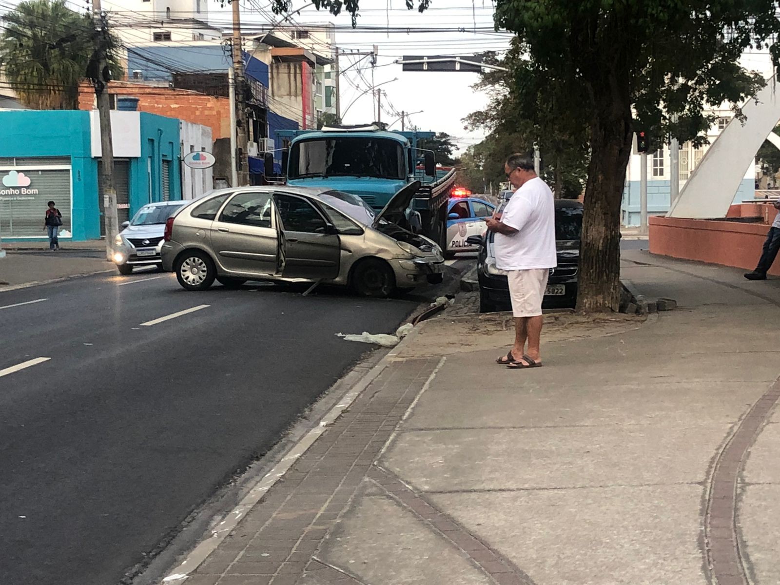 Homem fica ferido após batida entre carro e caminhão em Campos