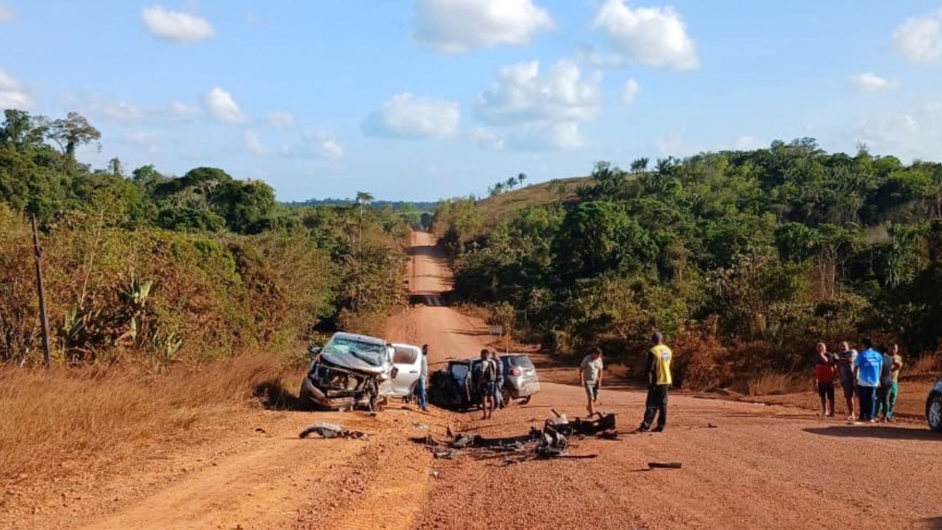 Colisão frontal entre dois carros deixa 1 morto e 6 feridos na BR-156, no Amapá
