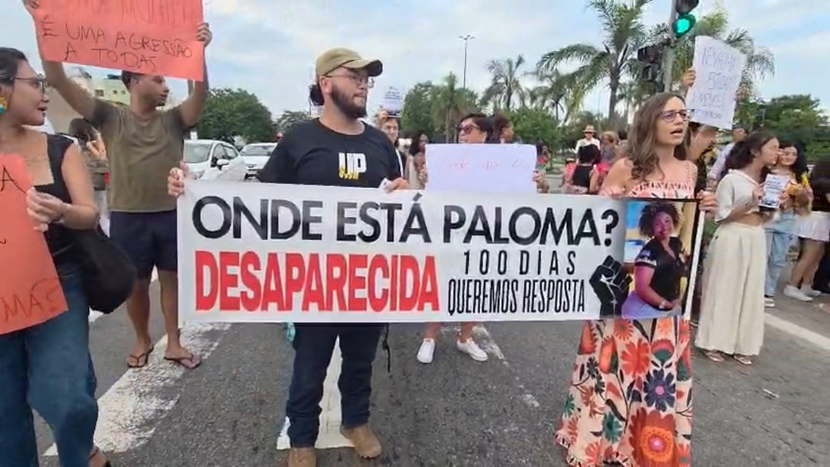 Estudantes da UFF fazem protesto em Rio das Ostras por desaparecimento de universitária 