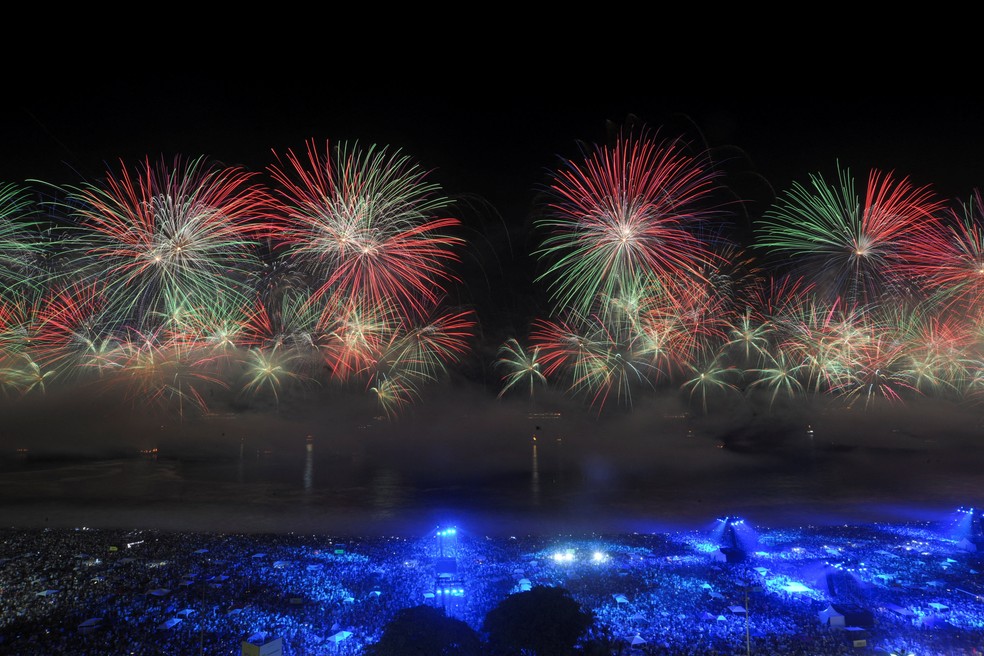 Fogos de artifício explodem durante as comemorações de Ano Novo na praia de Copacabana , no Rio de Janeiro, Brasil — Foto: Reuters/Tita Barros
