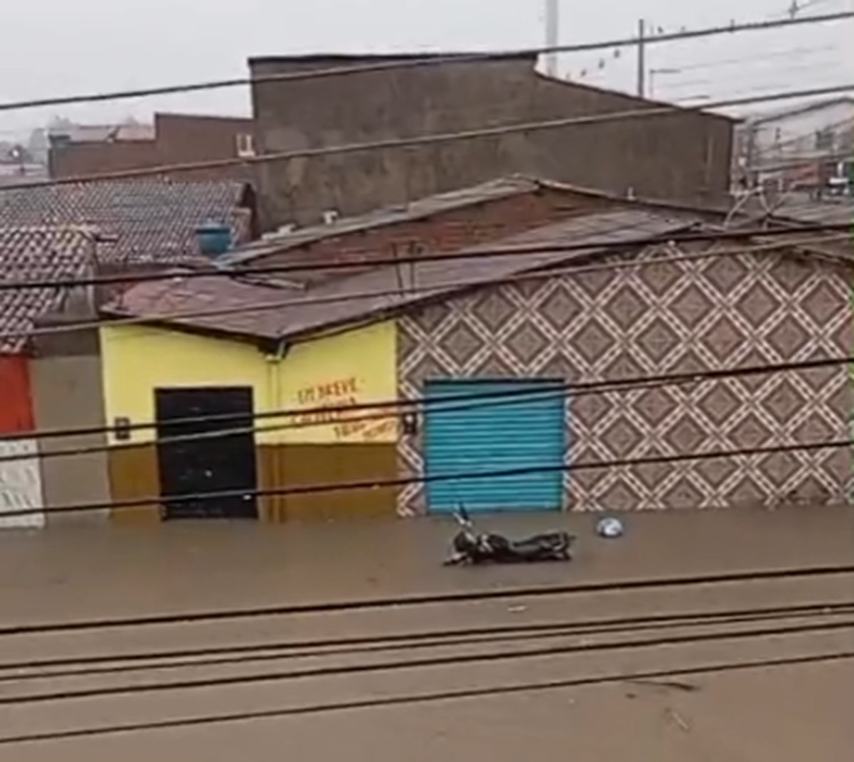 Chuvas alagam ruas em cidades de Alagoas; 50 pessoas ficam desabrigadas em Rio Largo