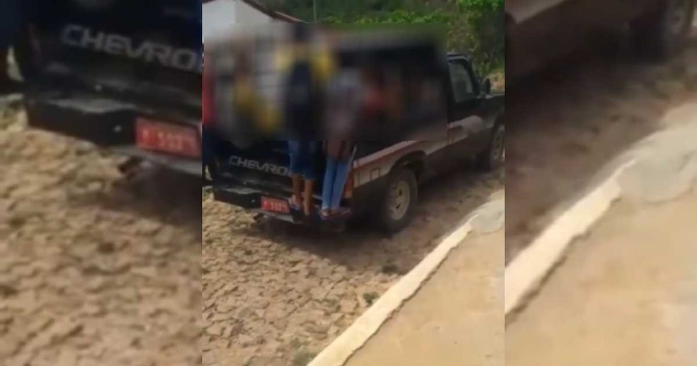 Crianças são levadas para a escola penduradas em veículo no município de Alcântaras, no Ceará. — Foto: Reprodução