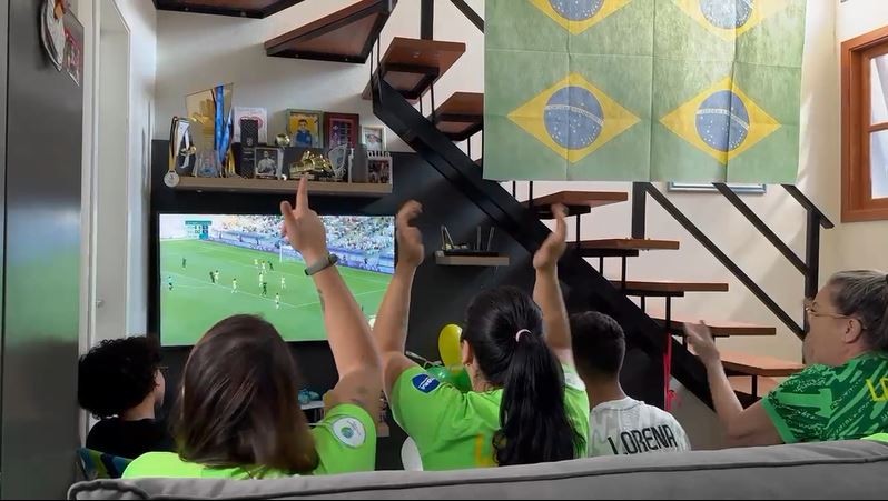 
VÍDEO: Família vibra com defesas de Lorena, goleira da seleção brasileira de futebol feminino nos Jogos Olímpicos de Paris